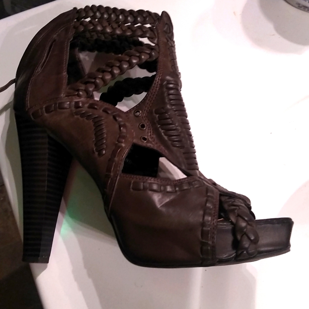 LEATHER HEEL SHOES WORN ONCE